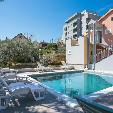 Family Friendly With A Swimming Pool - 21026 * Split