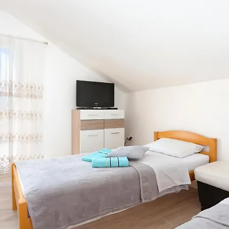 Apartament Family Friendly With A Swimming Pool - 21026