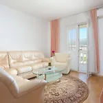 Family-friendly With Swimming Pool - 21026 Apartment *